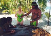 Názorná ukázka rozlousknutí kokosového ořechu domorodými Tahiťany