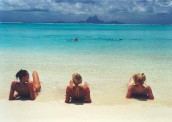 Polední siesta na pláži - v pozadí ostrov Bora Bora